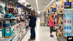 ARCHIVO - Consumidores compran en una tienda Walmart en Vernon Hills, Il., 23 de mayo de 2021.