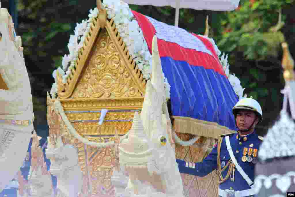 The procession of Chea Sim's funeral, former president of Cambodian People's Party and the Senate on June 19, 2015. (Nov Povleakhena/VOA Khmer) (Hean Socheata/VOA Khmer)