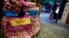 Bawang putih yang diimpor dari China dijual di sebuah pasar tradisional di Jakarta, 3 Februari 2020. (Foto: Ajeng Dinar Ulfiana/Reuters)
