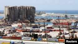 Sejumlah kendaraan dekat tempat penyimpanan pangan yang rusak saat ledakan di pelabuhan Beirut, Lebanon, 9 April 2021.
