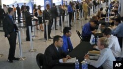 Para pencari kerja AS menghadiri bursa kerja di Miami, negara bagian Florida (foto: dok). Jumlah warga Amerika yang mengajukan permohonan tunjangan pengangguran turun dari pekan sebelumnya. 