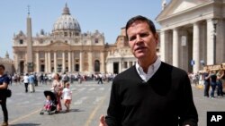 Juan Carlos Cruz, una de las víctimas chilenas de abuso sexual a manos de un prelado católico habla con The Associated Press en El Vaticano, donde el Papa Francisco ha prometido reunirse con él y otras víctimas del escándalo.