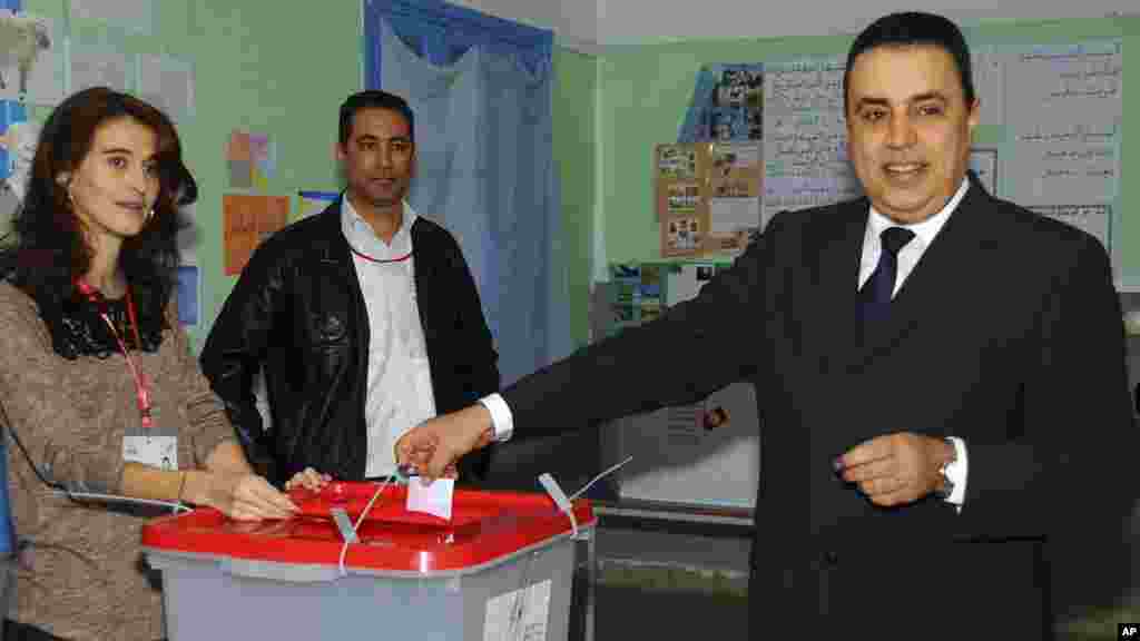 L'ancien Premier ministre tunisien, Mehdi Jomaa, place son bulletin de vote dans l'urne à Sidi Bou Said, dans la banlieue de Tunis, Tunisie, dimanche 21 décembre 2014.