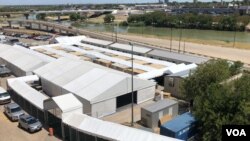 Carpas en Laredo, Texas, que serán usadas para procesar mediante audiencias audiovisuales los pedidos de asilo de inmigrantes. Foto: VOA/Celia Mendoza.