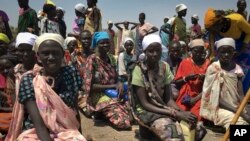 Des réfugiés sud-soudanais attendent la distribution de nourriture à Padeah, Soudan du sud. 