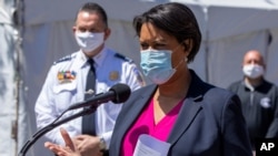 La alcaldesa de Washington, D.C., Muriel Bowser, habla junto al jefe de la Policía Metropolitana, Peter Newsham, el 1 de junio de 2020, en Washington.