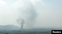 Una columna de humo se eleva del lugar donde fue destruida una oficina de enlace entre las dos Coreas en territorio norcoreano el 16 de junio de 2020. Foto de la agencia de prensa surcoreana Yonhap divulgada por Reuters.