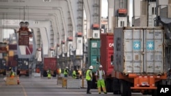 Trabajadores en el Puerto de Savannah, Georgia. El mercado laboral estadounidense creció en octubre a pesar del nerviosismo ocasionado por el conflicto comercial con China y la desaceleración de la economía mundial. AP