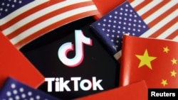 在中国和美国旗帜中的TikTok标识
