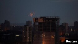 Канцеларијата на украинскиот претседател соопшти дека беспилотните летала го нападнале регионот на Киев во неколку бранови во текот на повеќе од четири часа