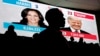 Sejumlah mahasiswa Howard University menyaksikan acara nonton bersama hasil pemilu Amerika di Washington, pada 5 November 2023. (Foto: AP/Nathan Howard)
