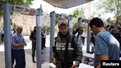 Falastinlik bir odam metallodetektordan o'tyapti, Quddus, Isroil