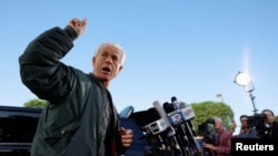 El exasesor de Donald Trump Peter Navarro se dirige a la prensa antes de entregarse en un correccional federal en Miami, EEUU, para cumplir su condena de cuatro meses por desacato al Congreso, el 19 de marzo de 2024.