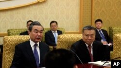 Menteri Luar Negeri China Wang Yi (kiri) bertemu dengan Menlu Korea Utara Ri Yong Ho (tak terlihat) di Mansudae Assembly Hall, Pyongyang, Korea Utara, 2 Mei 2018.