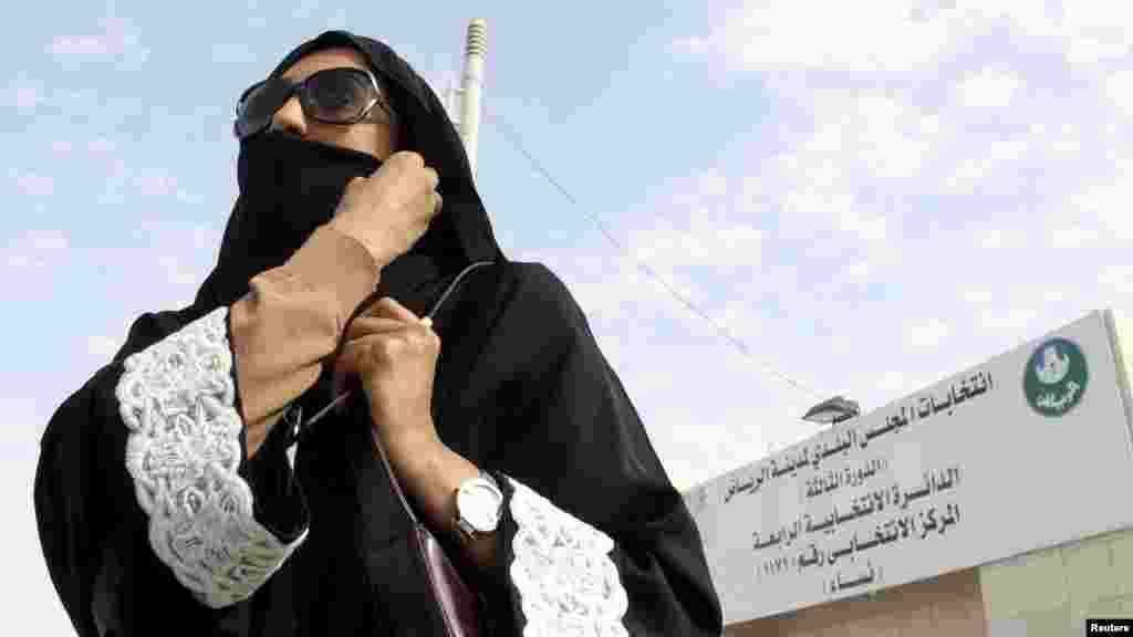 Wata Mata Na Hanyar Komawa Gida Bayan Ta Kada Kuri'ar Ta A Zaben Da Aka Gudanar A Saudiyya, Disamba 14, 2015. 