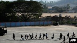 ကရင်ပြည်နယ် မြဝတီခရိုင် ကျောက်ခက်မြို့က အွန်လိုင်းငွေလိမ်ဂိုဏ်းတွေမှာ သားကောင်ဖြစ်ခဲ့ရသူတွေကို ထိုင်း-မြန်မာနယ်စပ်မှာ ထိုင်းစစ်တပ်က လာရောက်ခေါ်ယူနေစဉ် (ဖေဖော်ဝါရီ ၁၂၊ ၂၀၂၅)