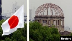 象征和平的万国旗飘扬在日本广岛和平纪念公园