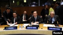 联合国秘书长潘基文（中）