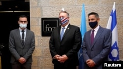 El secretario de Estado, Mike Pompeo, posa para una foto al visitar el Museo Amigos de Sion, en Jerusalén.