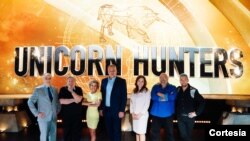 Silvina Moschini, de amarillo, junto a miembros del "círculo del dinero", en el proyecto televisivo 'Unicorn Hunters'. [Foto: cortesía].