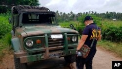 La police inspecte un véhicule à un poste de contrôle militaire où une bombe a explosé à Lamitan, dans la province de Basilan, dans le sud des Philippines, le 31 juillet 2018.