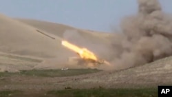 Azerbejdžanska raketa ispaljena sa linije Nagorno Karabaha, fotografija azerbejdžanskog ministarstva odbrane (Foto: AP/Azerbaijan's Defense Ministry)