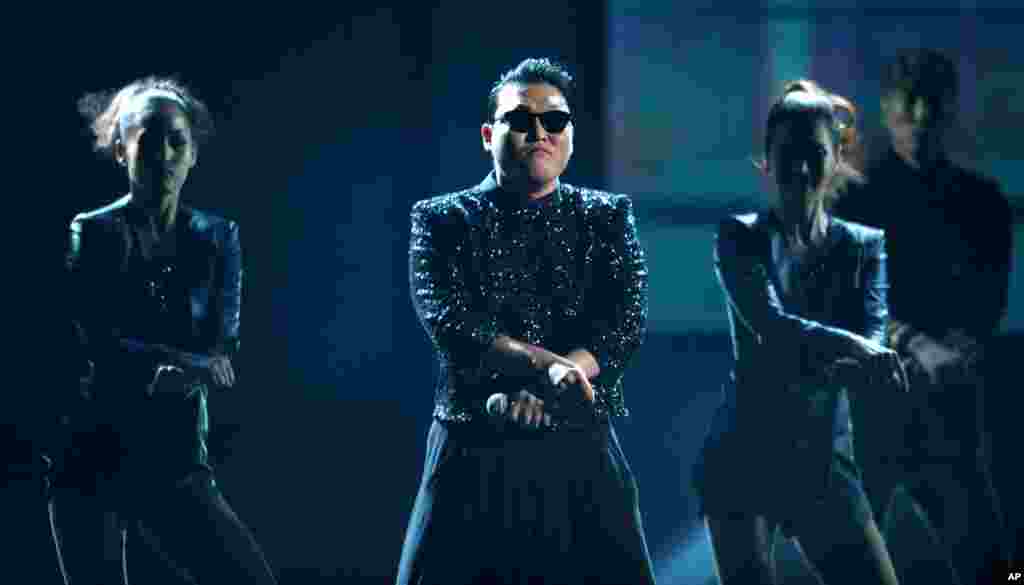 Penyanyi Korea yang mempopulerkan "Gangnam Style", Psy, tampil di penghujung ajang American Music Awards ke-40 (19/11).