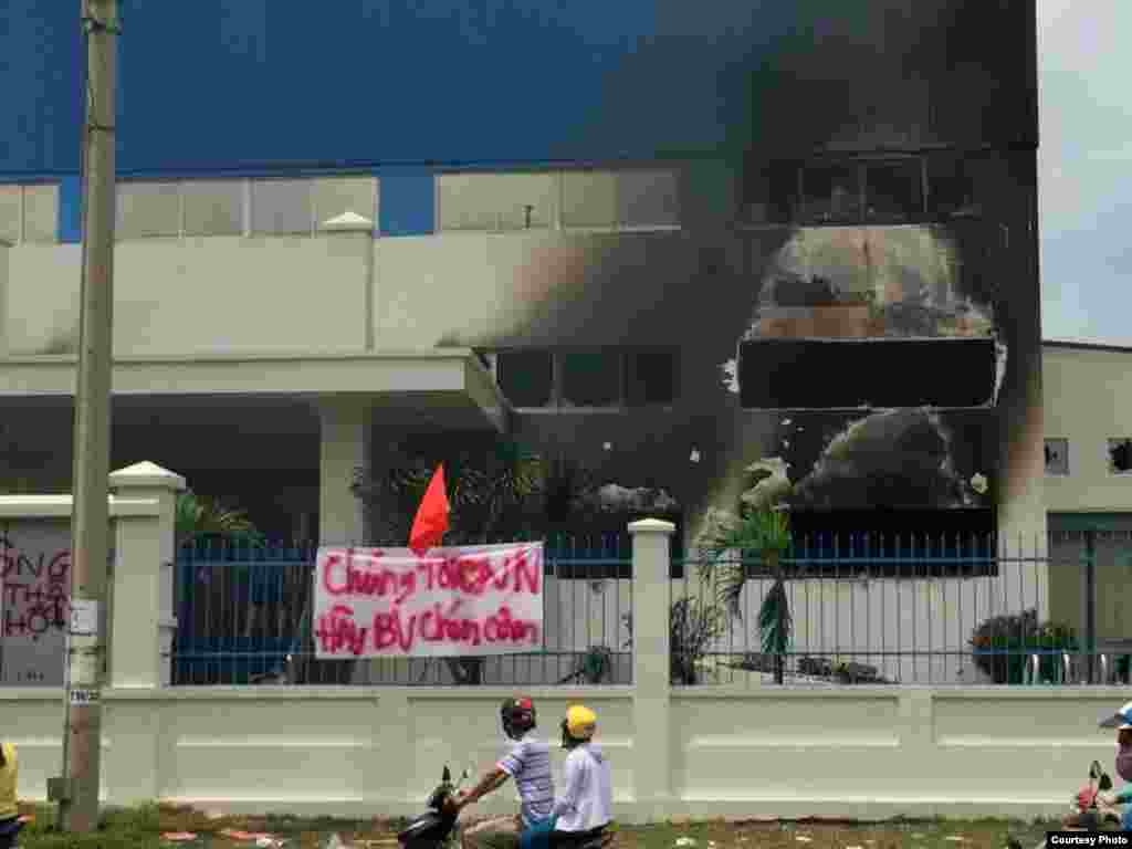 A factory in Binh Duong was set on fire. Banner says “We love Vietnam. Please protect our rice bowl."
