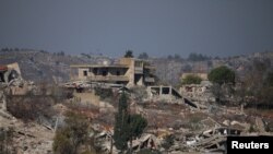 Edificios están en ruinas en el Líbano, cerca de la frontera entre Israel y el Líbano, tras el alto al fuego entre Israel y el grupo Hezbolá, respaldado por Irán, visto desde Metula, al norte de Israel, el 3 de diciembre de 2024.