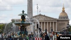 Las mujeres se desplazan en bicicleta cerca de la Plaza de la Concorde, que está cerrada al tráfico debido a la construcción del Parc Urbain la Concorde para los Juegos Olímpicos y Paralímpicos de París 2024 en París, Francia, el 17 de mayo de 2024.