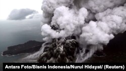 Pusat Vulkanologi dan Mitigasi Bencana Geologi (PVMBG), Badan Geologi Kementerian ESDM meningkatkan aktivitas Gunung Anak Krakatau dari Level II (Waspada) menjadi level III (siaga) pada Kamis, mulai pukul 06.00.