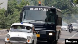 Sebuah bis membawa empat pria yang dinyatakan bersalah karena melakukan perkosaan brutal di ats bus, menuju pengadilan di New Delhi. Pengadilan menjatuhkan hukuman mati atas keempat pelaku perkosaan ini, dalam keputusan yang dibacakan hari Jumat (13/9).