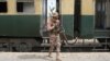 Военные в Пакистане штурмовали поезд, захваченный боевиками