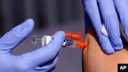 FILE -Seorang pasien di Lynwood, California, diberi suntikan vaksin flu, 28 Oktober 2022. Pusat Pengendalian dan Pencegahan Penyakit Amerika (CDC) memperkirakan 19.000 orang telah meninggal dunia karena flu pada musim dingin ini, termasuk 86 anak-anak. 