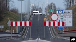 Les fermetures de frontières se multiplient pour tenter de contenir l'expansion du Coronavirus.