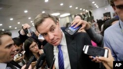 美国参议院情报委员会副主席华纳在国会接受记者提问