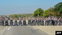 La policía custodia una carretera en Naipyidó el 29 de enero de 2021, previo a la reapertura del parlamento el 1 de febrero tras elecciones de noviembre de 2020 que ganó Aung San Suu Kyi.