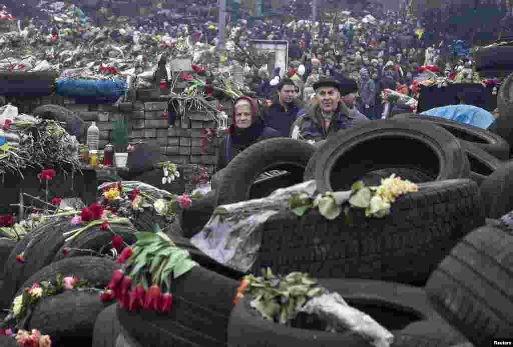 People mourn at a make-shift memorial for those killed in recent violence at Independence Square, Kyiv, Ukraine, March 2, 2014. 