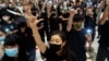 香港反送中示威者聚集在沙田一个商场抗议港警暴力。（2019年10月2日）