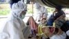 Seorang petugas medis (kiri) memeriksa pengungsi Rohingya di Lhokseumawe, Aceh, 7 September 2020. (Foto: Rahmat Mirza / AFP)