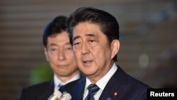 នាយករដ្ឋ​មន្រ្តី​ជប៉ុន Shinzo Abe ថ្លែង​ទៅកាន់​អ្នកសារព័ត៌មាន​នៅ​ក្នុង​គេហដ្ឋាន​របស់​លោក​ក្នុង​ទីក្រុង​តូក្យូកាលពី​ថ្ងៃទី​០៦ មិថុនា​ ២០១៨ មុន​នឹង​ចាកចេញ​ទៅសហរដ្ឋ​អាមេរិក។