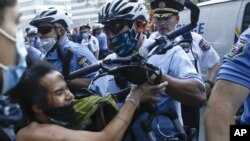 Sukob policije i demonstranata u Filadelfiji, tokom protesta zbog smrti Afroamerikanca Džordža Flojda, u subotu, 30. maja 2020.