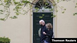 El presidente de EE. UU., Joe Biden y la primera dama Jill Biden a la salida de la misa en la iglesia católica St. Joseph de Brandywine en Wilmington, Delaware, EE. UU., 24 de abril de 2021.