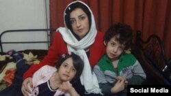 نرگس محمدی فعال مدنی و مدافع حقوق بشر ایرانی در کنار دو فرزندش که اکنون در فرانسه و نزد پدرشان زندگی می‌کنند