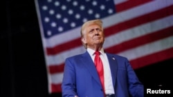 ARCHIVO - El candidato presidencial republicano y expresidente de Estados Unidos, Donald Trump, hace gestos durante un mitin en Novi, Michigan, Estados Unidos, el 26 de octubre de 2024.
