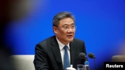中國商務部部長王文濤於2023年3月2日在北京的新聞發佈會上發表講話。(路透社)