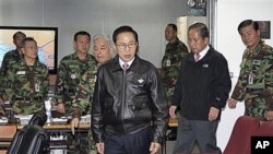 韓國總統李明博(中)表示對平壤已經忍無可忍