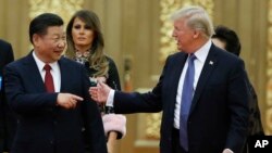 Le président Donald Trump et son homologue chinois Xi Jinping arrivent ensemble au dîner présidentiel à Beijing, Chine, le 9 novembre 2017.