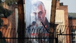 Slika iranskog generala Kasema Sulejmanija, šefa elitne jedinice Kuds, ubijenog u američkom vazdušnom napadu, postavljena je na zgradi bivše američke ambasade u Teheranu, 7. januara 2020.