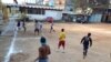 Des mineurs jouant au football